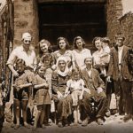 Retter und Gerettete gemeinsam in Kruja vor dem Haus der Familie Veseli. Hinten: Moshe und Gabriela Mandil, Finiza und Ruzhica Ben-Josef, Hyrije Veseli mit ihrem Kind Lule und ein Angestellter. Foto: © Refik Veseli