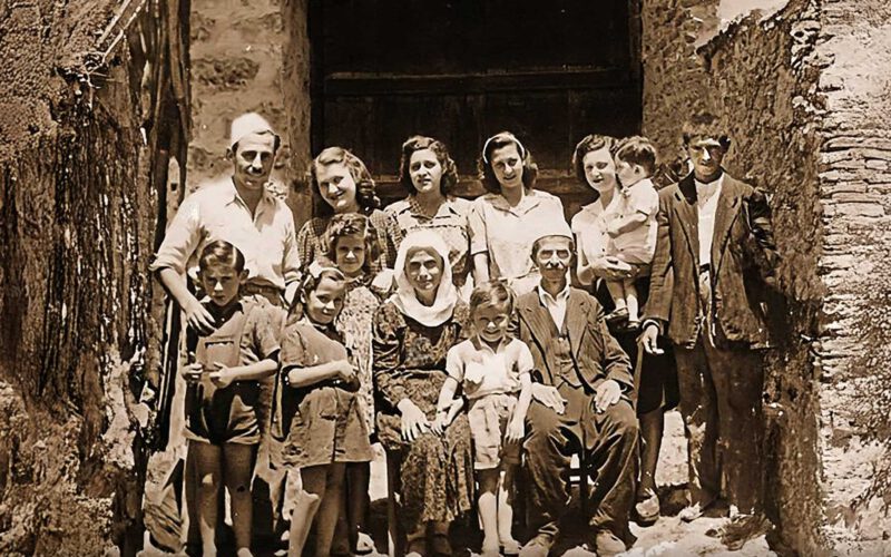 Retter und Gerettete gemeinsam in Kruja vor dem Haus der Familie Veseli. Hinten: Moshe und Gabriela Mandil, Finiza und Ruzhica Ben-Josef, Hyrije Veseli mit ihrem Kind Lule und ein Angestellter. Foto: © Refik Veseli